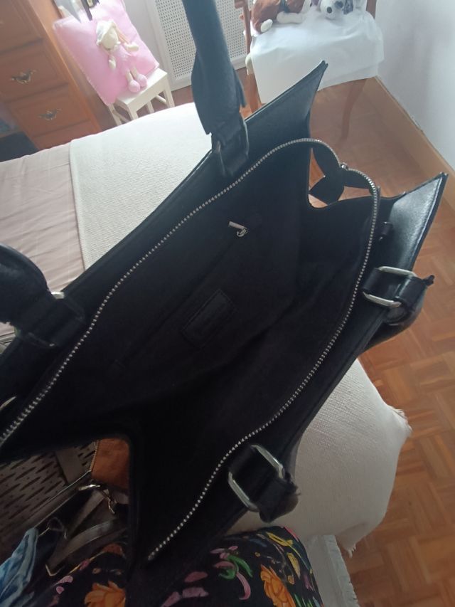 bolso negro de piel