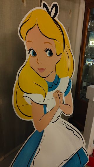 Figura de Alicia silueteada 159x81