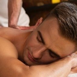 Masajista masculino tailandés