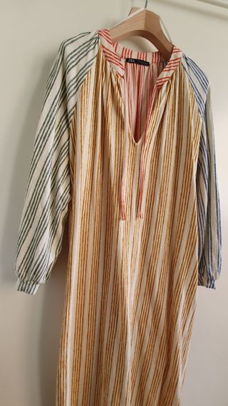 Vestito etnico con righe multicolori