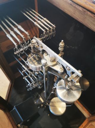 Balanza analítica. Antigua. Museo