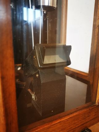 Balanza analítica. Antigua. Museo