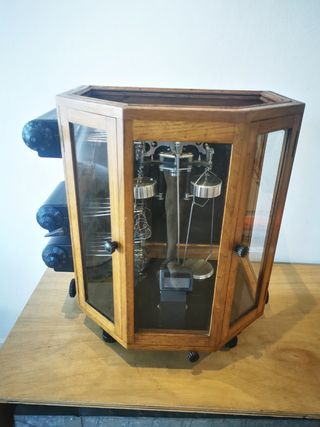 Balanza analítica. Antigua. Museo