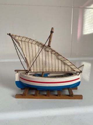 Maquetas de 2 barcos pequeños hechos a mano