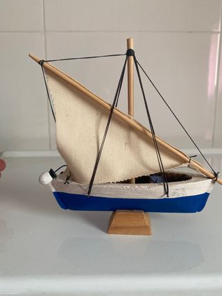 Maquetas de 2 barcos pequeños hechos a mano