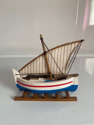 Maquetas de 2 barcos pequeños hechos a mano