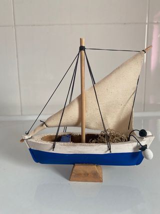 Maquetas de 2 barcos pequeños hechos a mano