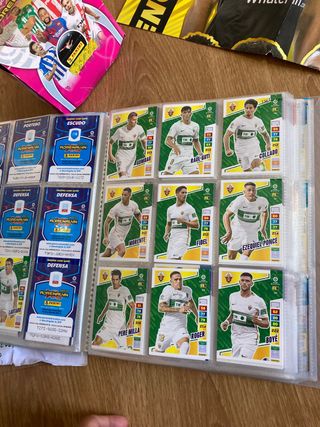 Album Adrenalyn 22/23 casi lleno