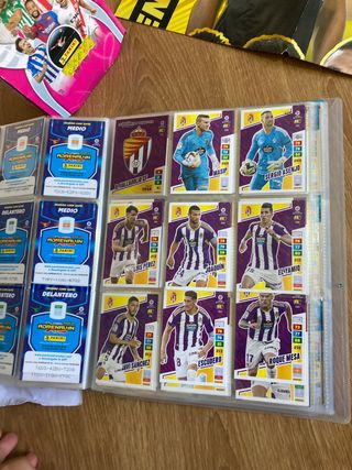 Album Adrenalyn 22/23 casi lleno