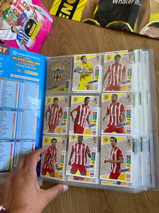 Album Adrenalyn 22/23 casi lleno