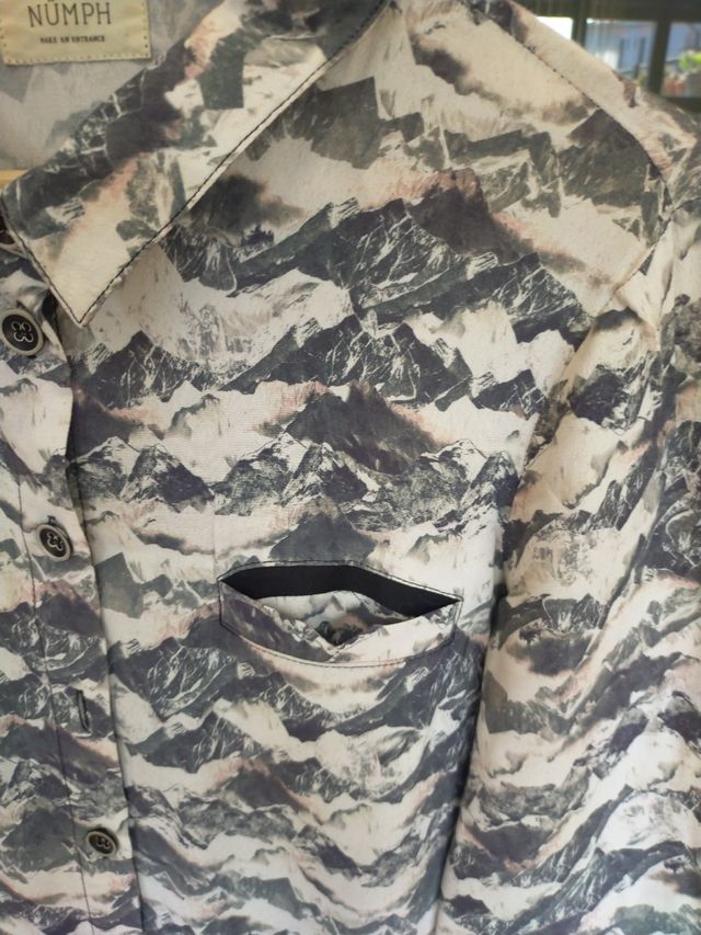 Camisa de mujer, en colores verde-grisáceos