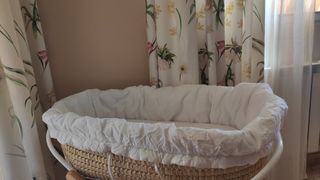 Moisés mimbre con colchón y patas madera con rued.