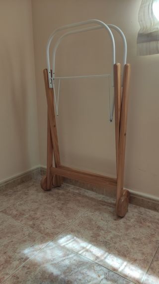 Moisés mimbre con colchón y patas madera con rued.