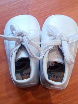 Zapatos de bebé blancos