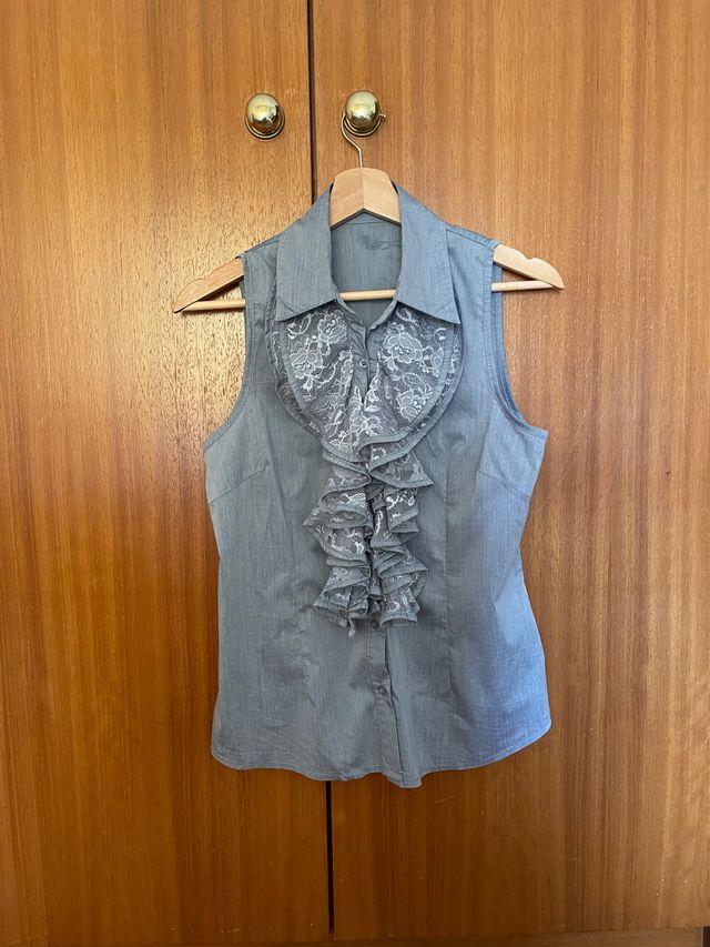 Top com pormenor em renda