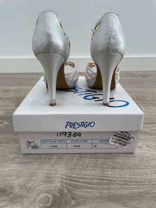 Sandalias fiestas plateadas. T 39