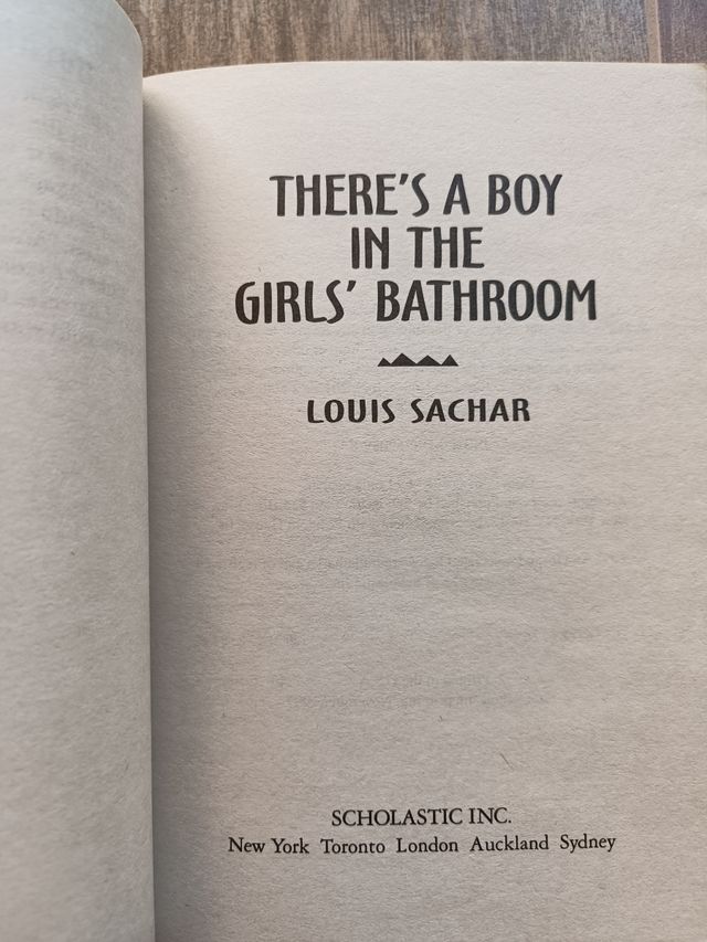 Libro "There's a boy un the girl's bathroom"