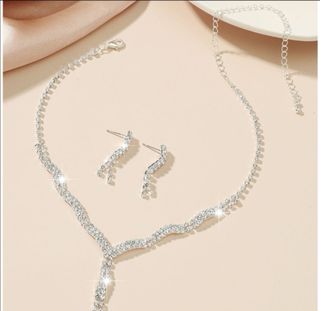 Conjunto a 6 € la unidad, de bisuteria. 