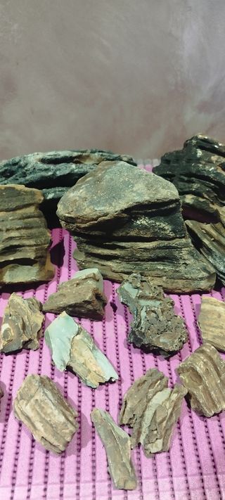 Piedras y pizarra para acuario