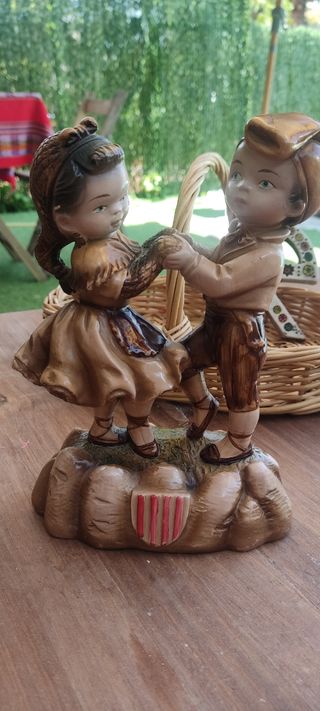figuras de enano y pareja de niños