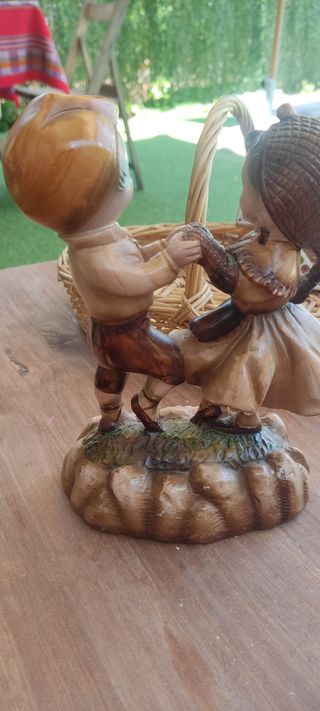 figuras de enano y pareja de niños