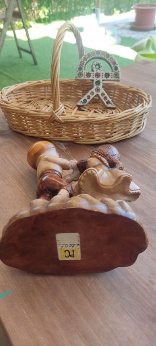 figuras de enano y pareja de niños