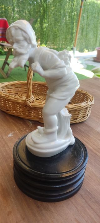 figuras de enano y pareja de niños