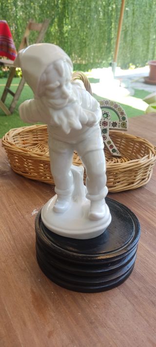 figuras de enano y pareja de niños