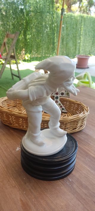 figuras de enano y pareja de niños