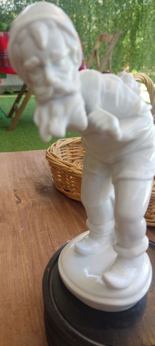 figuras de enano y pareja de niños