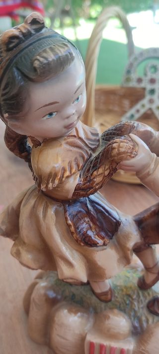 figuras de enano y pareja de niños
