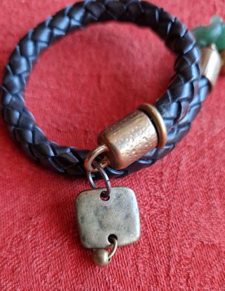 Pulsera de cuero con jade