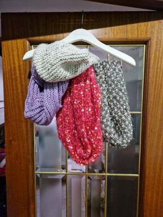 Lote de más de 50 unidades de bufandas y chals