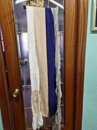 Lote de más de 50 unidades de bufandas y chals