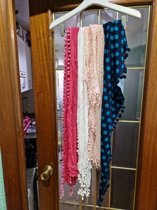 Lote de más de 50 unidades de bufandas y chals