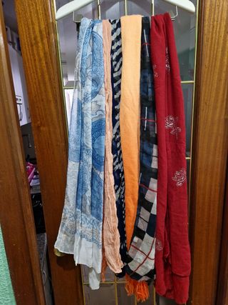 Lote de más de 50 unidades de bufandas y chals