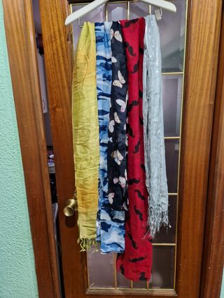 Lote de más de 50 unidades de bufandas y chals
