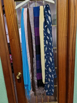 Lote de más de 50 unidades de bufandas y chals