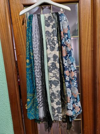 Lote de más de 50 unidades de bufandas y chals