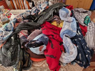 Lote de más de 50 unidades de bufandas y chals