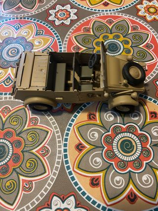 veiculo militar metalico