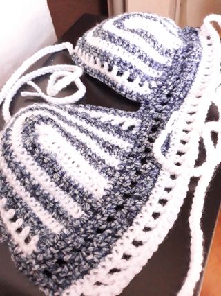 Crop top azul a crochet