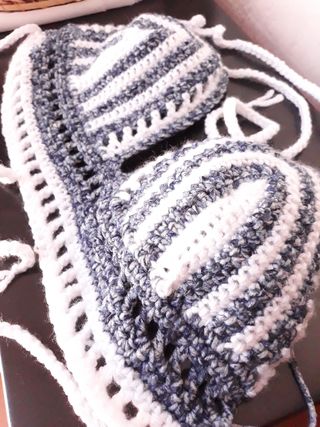 Crop top azul a crochet