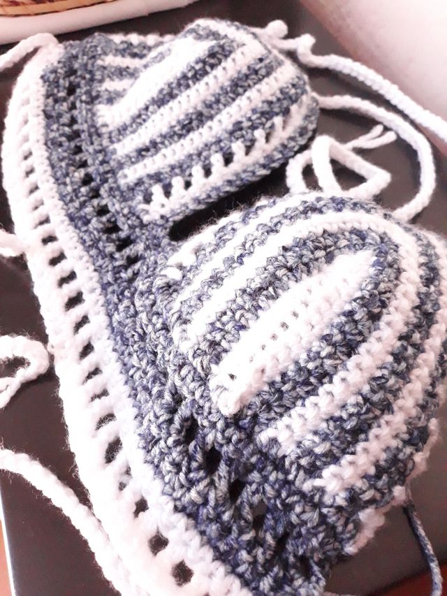 Crop top azul a crochet