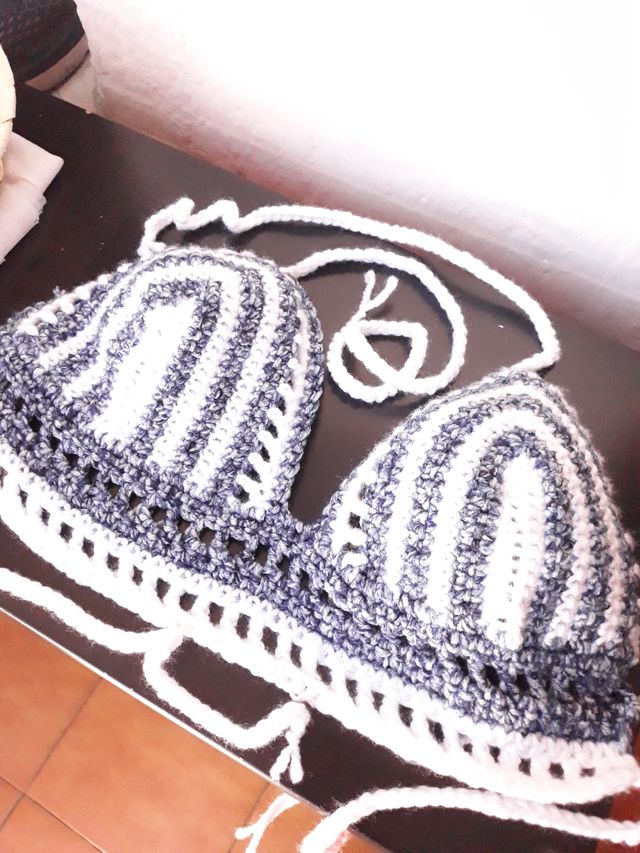 Crop top azul a crochet