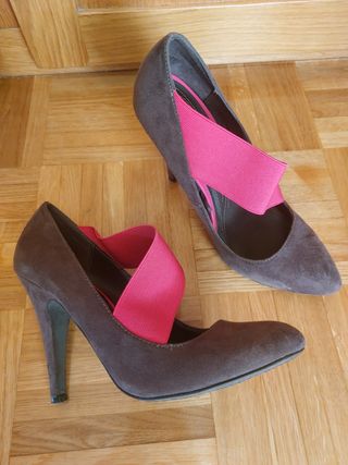 Zapatos tacón marrones y fucsia