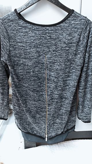 Jersey jaspeado en azul con blusa debajo