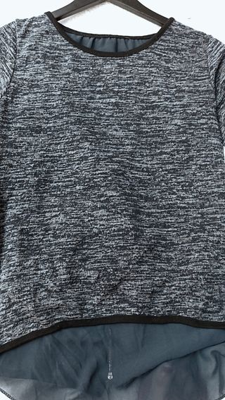 Jersey jaspeado en azul con blusa debajo