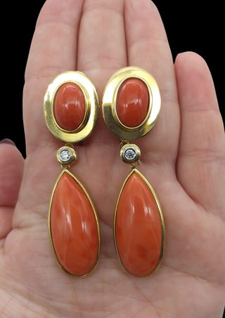 Pendientes de corales y brillantes.