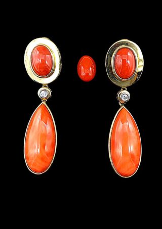 Pendientes de corales y brillantes.